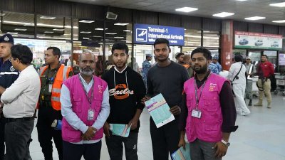 দেশের ফেরা মানবপাচারের শিকার ব্যক্তিরা