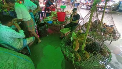 কাওরান বাজারে জলাবদ্ধতা সৃষ্টি হওয়ায় ভোগান্তিতে ব্যবসায়ীরা। ছবি: নাসিরুল ইসলাম