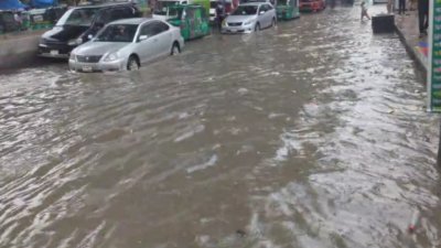 চট্টগ্রাম নগরীর বেশ কিছু এলাকায় সড়ক-গলি পানি নিচে