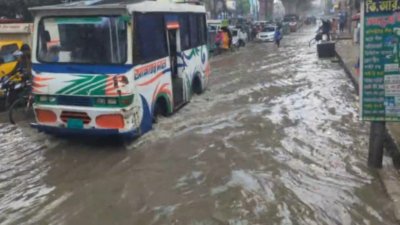 চট্টগ্রাম নগরীর বেশ কিছু এলাকায় সড়ক-গলি পানির নিচে