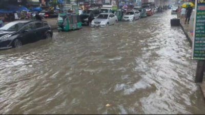 চট্টগ্রাম নগরীর বেশ কিছু এলাকায় সড়ক-গলি পানির নিচে