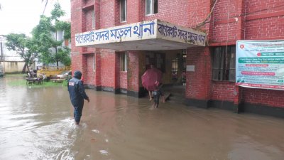 সদর মডেল থানা চত্বর তলিয়ে গেছে
