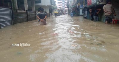 জলাবদ্ধতায় সড়ক আর ড্রেন-নালা একাকার হয়ে যায়