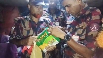 এই প্যাকেট থেকে ইয়াবা উদ্ধার করা হয়