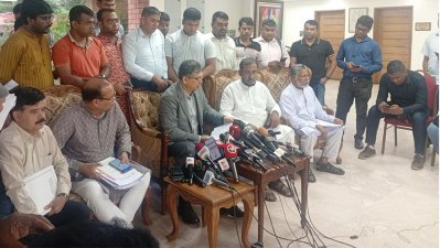 সাংবাদিকদের ব্রিফ করছেন সালাহ উদ্দিন আহমেদ