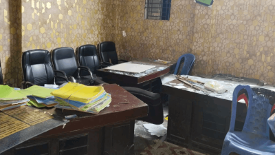বাজার সমিতির অফিস কক্ষেও ভাঙচুর করে শিক্ষার্থীরা