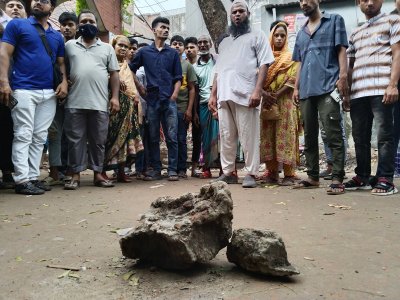 কংক্রিটের সেই টুকরো ঘিরে জটলা, নানাজন করছেন নানান মন্তব্য (ছবি: প্রতিবেদক)
