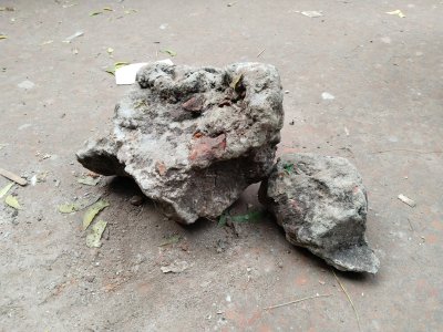 স্যার সলিমুল্লাহ মেডিক্যাল কলেজ মিটফোর্ড হাসপাতালের ৩ নম্বর গেটে কংক্রিটের &zwj;টুকরোগুলোকে দেখতে আসছেন অনেকেই