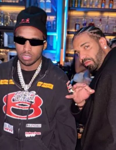 বন্ধু ড্রেকের সঙ্গে হাসান আলি (বামে)