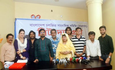 আনোয়ারা বেগমের সঙ্গে সমিতির নির্বাহী সদস্যরা