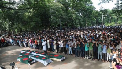 ভিসি চত্বরে আন্দোলনকারী শিক্ষার্থীরা গায়েবানা জানাজায় অংশ নেন (ছবি: নাসিরুল ইসলাম)