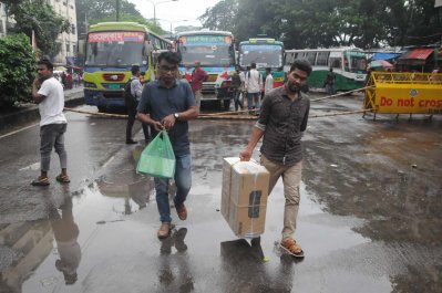 শাহবাগ ব্লকেড করে রাখায় বাস থেকে নেমে হেটে যাচ্ছেন সাধারণ মানুষ