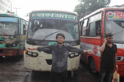 শাহবাগ অবরোধ করে রাখায় আশপাশের এলাকায় তীব্র যানজটের সৃষ্টি হয়