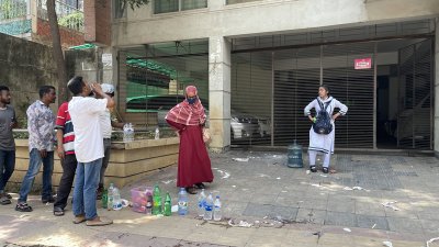 মিরপুরে বাসার সামনে পানি ও শুকনো খাবার