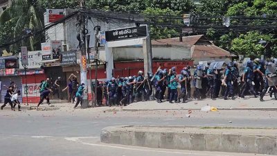 পুলিশের সঙ্গে কোটা সংস্কারের দাবিতে আন্দোলনরত শিক্ষার্থীদের দফায় দফায় সংঘর্ষ চলে