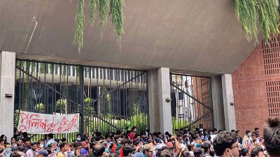 ব্র্যাক বিশ্ববিদ্যালয়ের সামনে পুলিশের সঙ্গে কোটা সংস্কারের দাবিতে আন্দোলনরত শিক্ষার্থীদের দফায় দফায় সংঘর্ষ