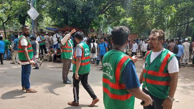নেতাকর্মীরা বিভিন্ন পয়েন্টে শৃঙ্খলার দায়িত্ব পালন করছেন