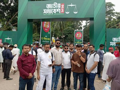 সোহরাওয়ার্দী উদ্যানে আসতে শুরু করেছেন দলটির নেতাকর্মীরা
