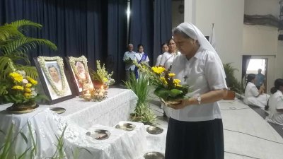 প্রয়াত অধ্যক্ষদের প্রতিকৃতিতে শ্রদ্ধাঞ্জলি অর্পণ করা হয় (ছবি: নাসিরুল ইসলাম)