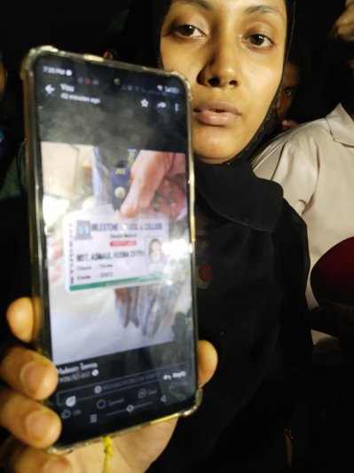 খালা লামিয়া ইসলাম সোনিয়াকে খুঁজছেন সাথী আক্তার। হাতে নিখোঁজ খালাতো বোন আসমাউল ইসলাম জায়রার আইডি কার্ড