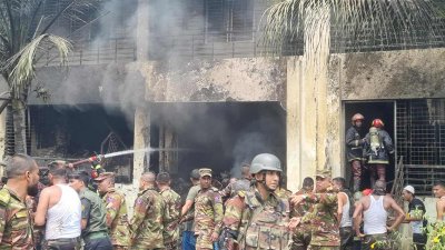 উদ্ধারে কাজ করছেন সেনাবাহিনী ও ফায়ার সার্ভিস কর্মীরা