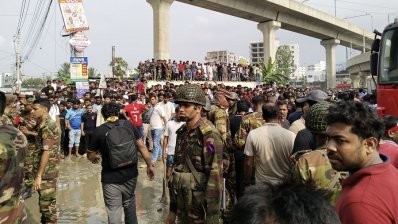 উৎসুক জনতার ভিড় সামলাতেই ক্লান্ত আইনশৃঙ্খলা বাহিনী