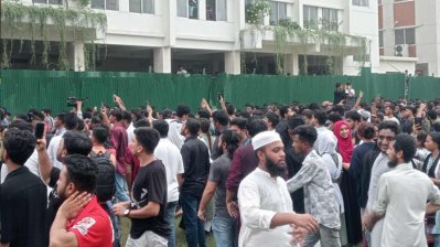 দুই উপদেষ্টা ও প্রেস সচিবকে অবরুদ্ধ করে রাখেন শিক্ষার্থীরা