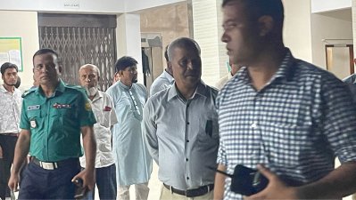 পুলিশের সহায়তায় মাইলস্টোন কলেজ থেকে বেরিয়ে যাচ্ছেন আইন উপদেষ্টা আসিফ নজরুল