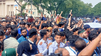 সচিবালয়ের সামনের সড়কে শিক্ষার্থীদের বিক্ষোভ