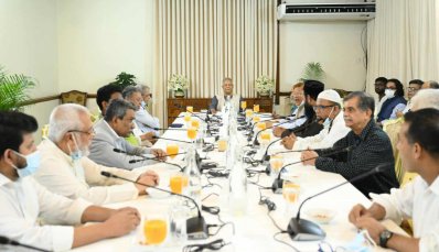 প্রধান উপদেষ্টার সঙ্গে চারটি রাজনৈতিক দলের বৈঠক
