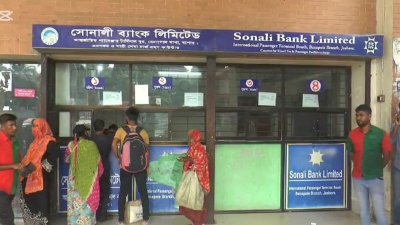 বেনাপোল দিয়ে এক বছরে যাত্রী পারাপার অর্ধেকে নেমেছে