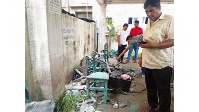 স্কুল ক্যাম্পাসে নিহতদের স্মৃতি চিহ্ন খুঁজে ফিরছেন স্বজনরা