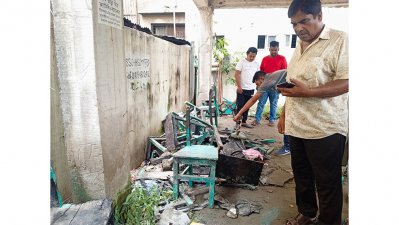 উত্তরার মাইলস্টোন স্কুল অ্যান্ড কলেজের ভেতরে অনেকেই খুঁজে বেড়াচ্ছেন নিহতদের স্মৃতিচিহ্ন