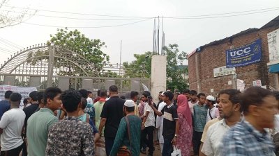 মাইলস্টোন স্কুল অ্যান্ড কলেজে বিমান বিধ্বস্ত স্থান দেখতে উৎসুক মানুষের ভিড়