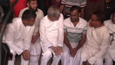 মাইলস্টোন স্কুলে বিমান দুর্ঘটনায় নিহত এক শিশুর স্বজনকে সান্ত্বনা দেন মির্জা ফখরুল ইসলাম আলমগীর