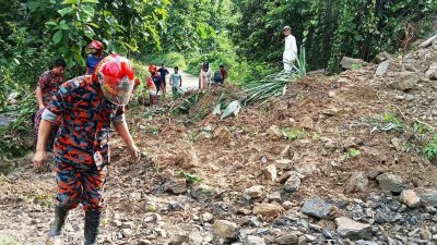 সাজেক সড়কে পাহাড় ধসে যোগাযোগ বন্ধ, আটকা পড়েছেন ৪২৫ পর্যটক