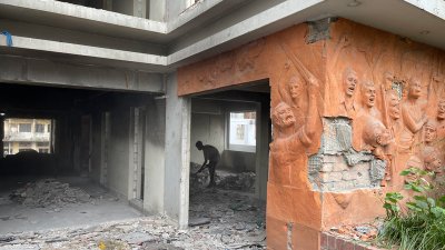 ভনটি পরিষ্কার করতে কাজ করছেন শ্রমিকরা (ছবি: আসাদ আবেদীন জয়)