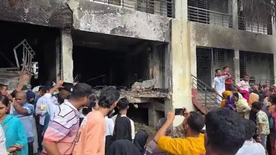 মাইলস্টোন স্কুলে দর্শনার্থীদের ভিড় 