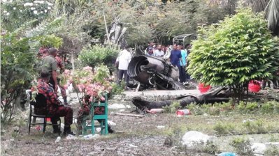 স্কুল ভবনের সামনে আছড়ে পড়ে বিমানটি, ছবি: নাসিরুল ইসলাম