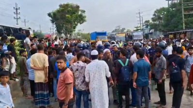 গাজীপুরে ১০ দফা দাবিতে কারখানা শ্রমিকদের মহাসড়ক অবরোধ