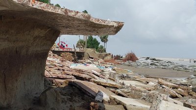 স্থানীয়রা বলছেন, গাইড ওয়াল ছাড়া এমন ঝুঁকিপূর্ণ এলাকায় রাস্তা নির্মাণ কোনোভাবেই গ্রহণযোগ্য নয়