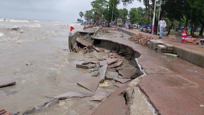উদ্বোধনের আগেই সমুদ্রে বিলীন ৫ কোটি টাকার সড়ক