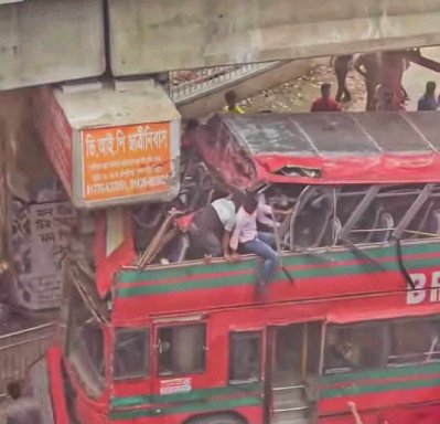 ফার্মগেটে এলিভেটেড এক্সপ্রেসওয়ের পিলারে দোতলা বাসের ধাক্কা