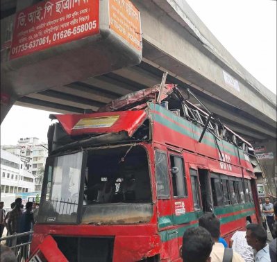 ফার্মগেটে এলিভেটেড এক্সপ্রেসওয়ের পিলারে দোতলা বাসের ধাক্কা