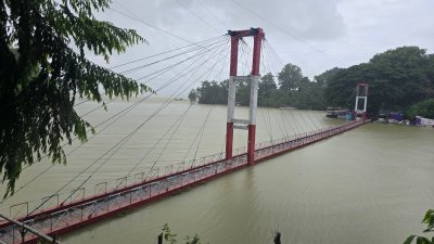 বাড়ছে হ্রদের পানি, ডুবছে ঝুলন্ত সেতু