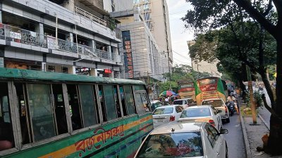 অবরোধের কারণে দেখা দিয়েছে তীব্র যানজট