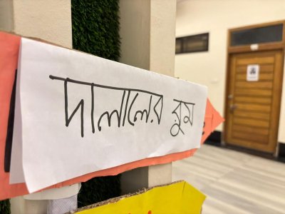 কক্ষের সামনে লেখা হয়েছে ‘দালালের রুম’