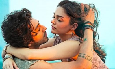 ‘সাইয়ারা’ সিনেমায় আহান পান্ডে ও অনীত পড্ডা