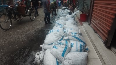 ড্রেন থেকে বস্তায় বস্তায় ময়লা তোলা হয়েছে