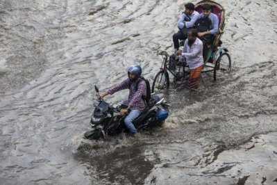 পানিতে ভিজেই গন্তব্যে ছুটে চলছেন তারা। ছবি: সাজ্জাদ হোসেন